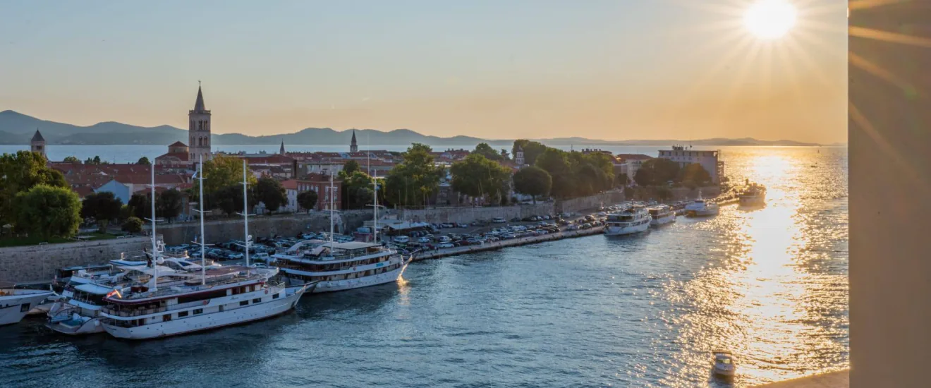 Havsutsikt och stadsutsikt - lägenhet direkt vid havet till salu i Zadar - A3854