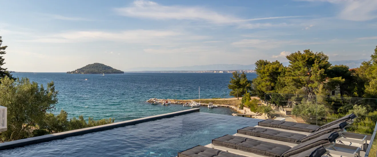 Modern lyxvilla med infinitypool och havsutsikt på ön Ugljan, Kroatien - H2214