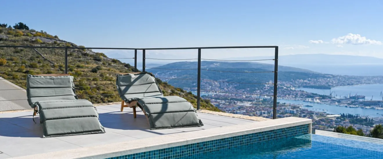 Villa med havsutsikt nära Trogir i Dalmatien